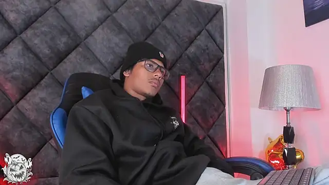 Show modela LiamKron na web-kameri
