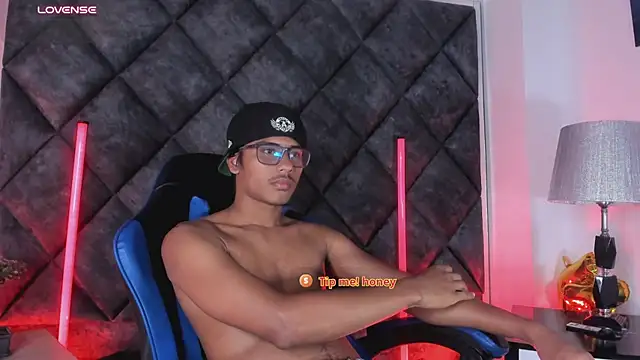 Show modela LiamKron na web-kameri
