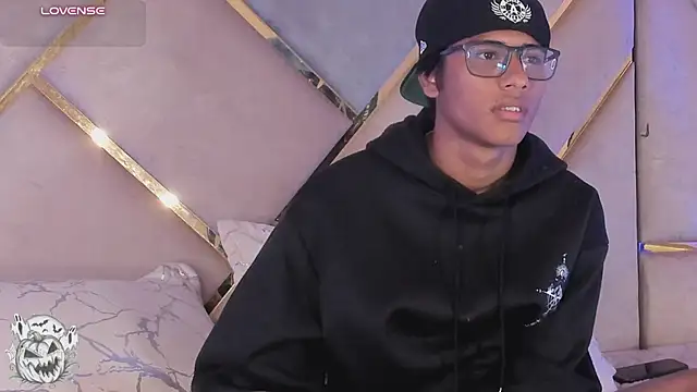 Show modela LiamKron na web-kameri