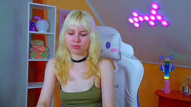 הופעת וובקאם של HannahHollis
