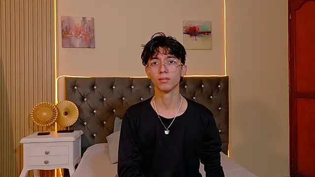 Twink_Sebas7: διαδικτυακό σόου στην κάμερα