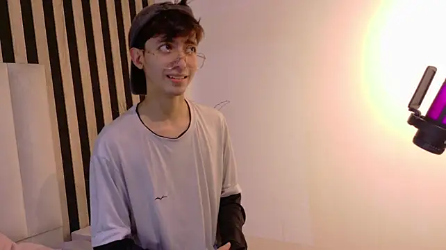 Twink_Sebas7 Show in webcam