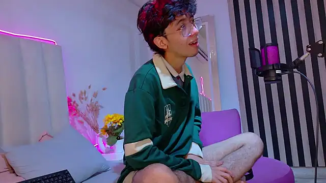 Twink_Sebas7 Show in webcam