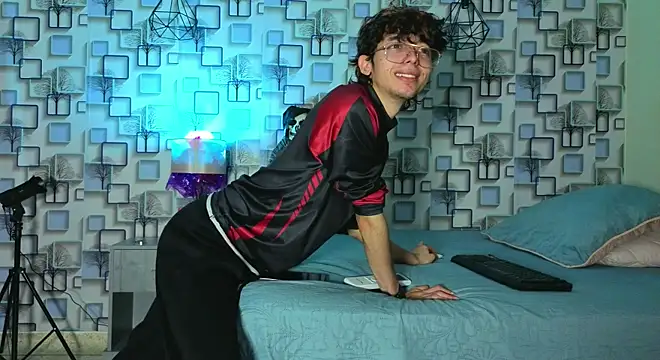 Twink_Sebas7: διαδικτυακό σόου στην κάμερα