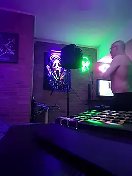 chronic_vibez: διαδικτυακό σόου στην κάμερα