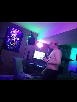 Pokazy przed kamerką – chronic_vibez