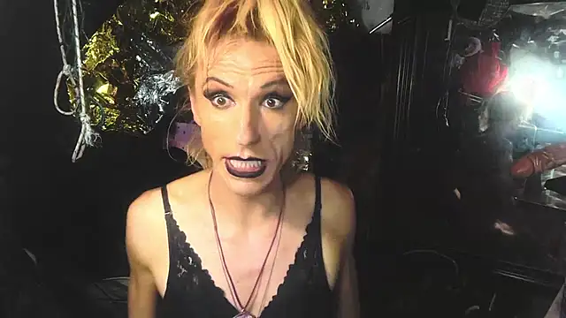 Pokazy przed kamerką – TgirlBrat