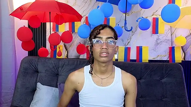 triiangel_latinboy 网络视讯表演