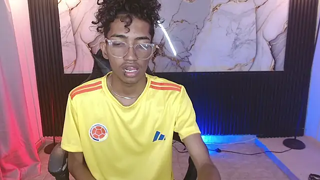 triiangel_latinboy 网络视讯表演