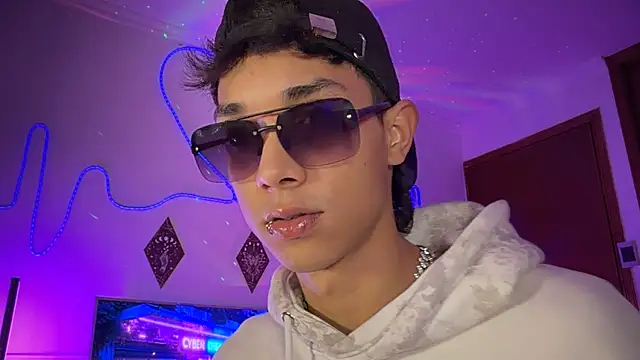 RoughDiamond_ Pertunjukan Webcam