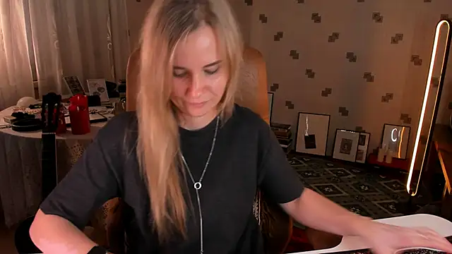 MiaSparkes Show in webcam