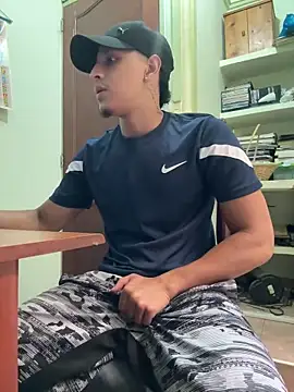 mrlonzdf Show in webcam