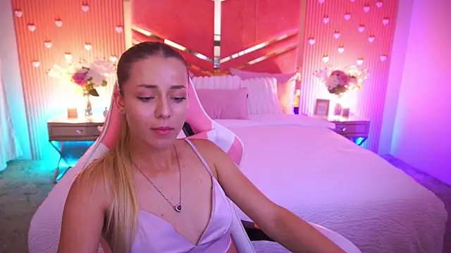 DoveLovee Webcam Show