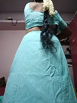 Tamilaunty35: διαδικτυακό σόου στην κάμερα