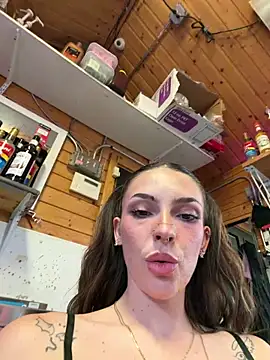 Pokazy przed kamerką – juicybootyquinn