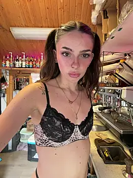 Show modela juicybootyquinn na web-kameri
