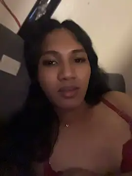 Pokazy przed kamerką – slutty_aki
