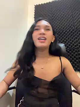 Pokazy przed kamerką – slutty_aki