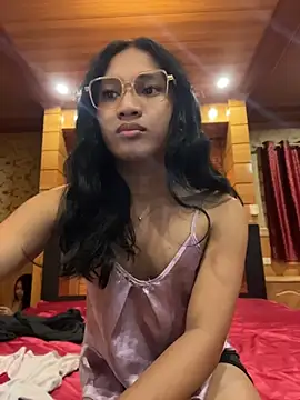 Pokazy przed kamerką – slutty_aki