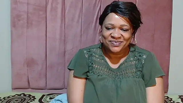 BUSTYQUEEN56_'s Live XXX Chat