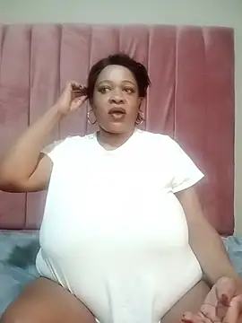 BUSTYQUEEN56_ live XXX chat