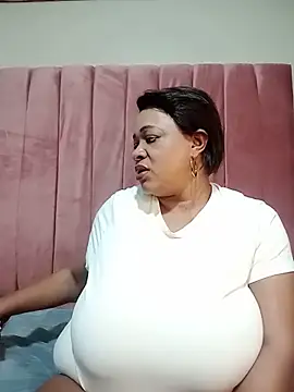 Chat +18 de BUSTYQUEEN56_ ao vivo