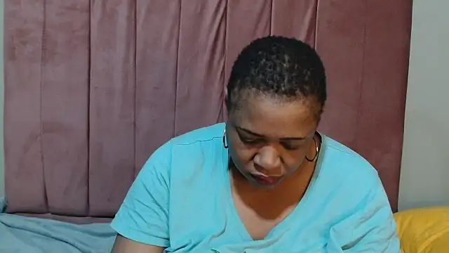 BUSTYQUEEN56_ live XXX chat