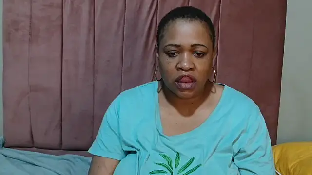 BUSTYQUEEN56_ élő XXX-chatje