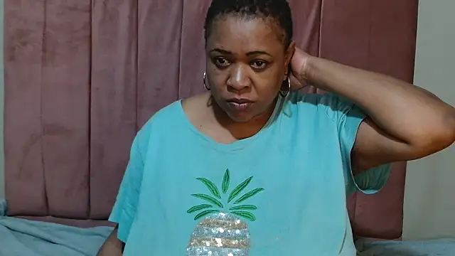 Chatroom XXX en direct de BUSTYQUEEN56_