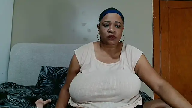 BUSTYQUEEN56_'s Live XXX Chat