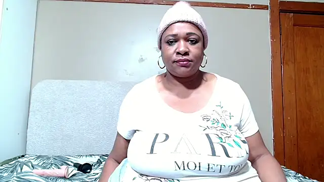 Chat XXX en directo de BUSTYQUEEN56_
