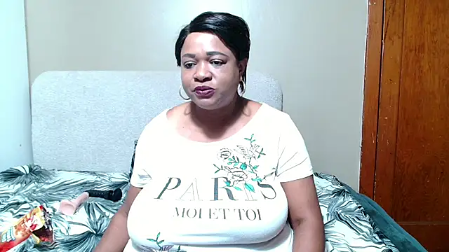 BUSTYQUEEN56_ live XXX chat