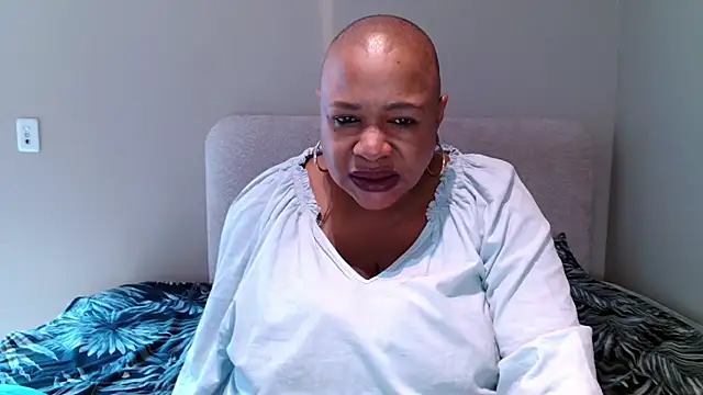 Show modela BUSTYQUEEN56_ na web-kameri