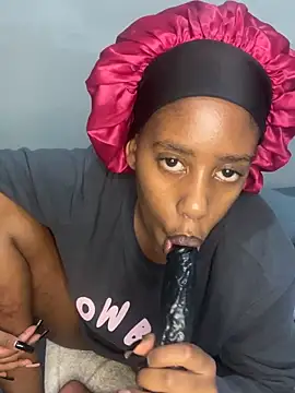 Czat XXX na żywo – petite_bee