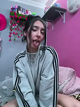 NickieCute- 现场XXX聊天