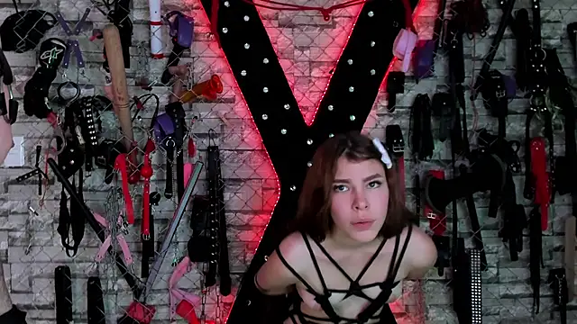 Dena_BDSM: διαδικτυακό σόου στην κάμερα