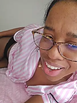 Show modela Im_Camila__ na web-kameri