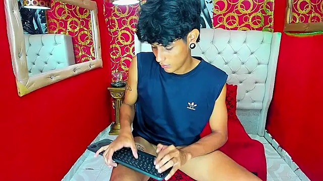 Вебкам-шоу straightyoungpein