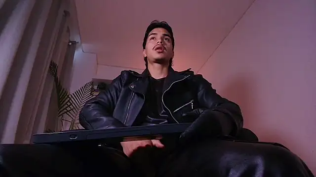 Show modela andyypalmer_ na web-kameri