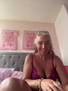 Naughtyhousewife_x – webcam-show