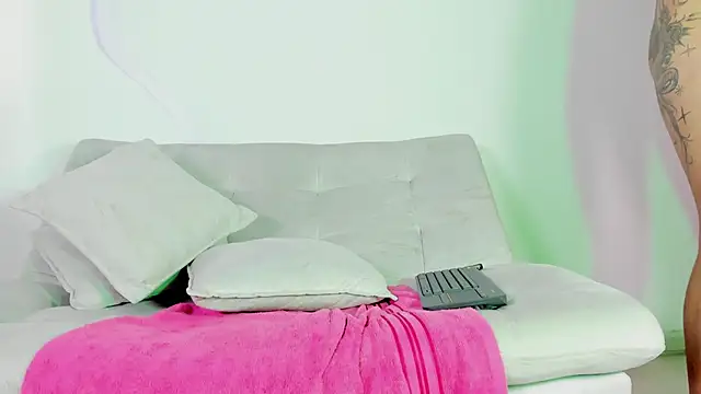 ArohomLester_ Show in webcam
