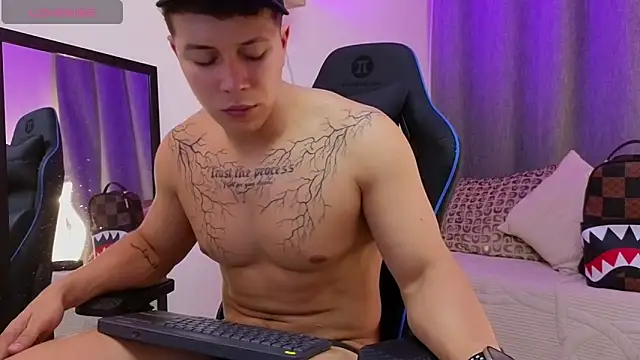 ASHTON_HILS Webcam show