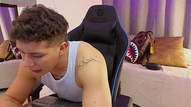 ASHTON_HILS webcam show