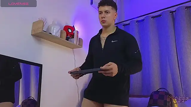 ASHTON_HILS – Kamerová šou