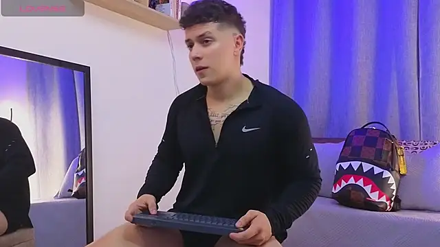 ASHTON_HILS Show in webcam