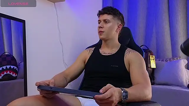 ASHTON_HILS – webcam-show
