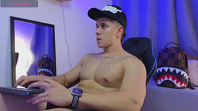 הופעת וובקאם של ASHTON_HILS