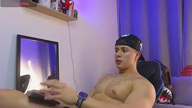 ASHTON_HILS Show in webcam