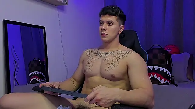 Show modela ASHTON_HILS na web-kameri