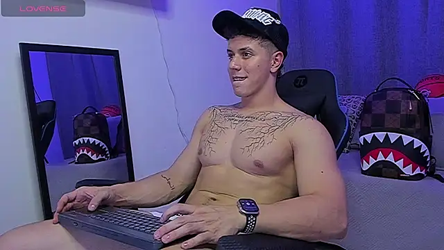 Show modela ASHTON_HILS na web-kameri